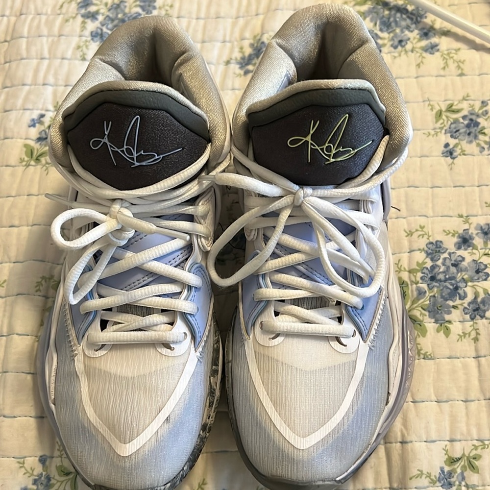 Kyrie Irving girls size 6.5 shoes